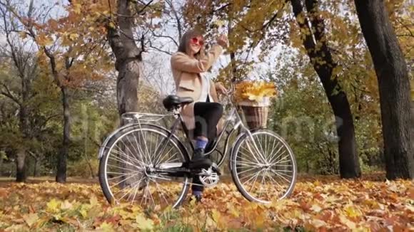 有自行车的年轻女性视频的预览图