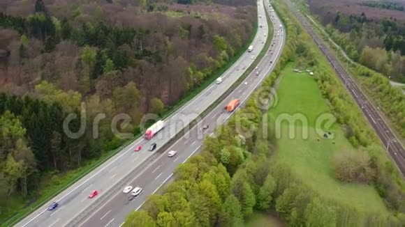 德国公路A3和铁路轨道视频的预览图