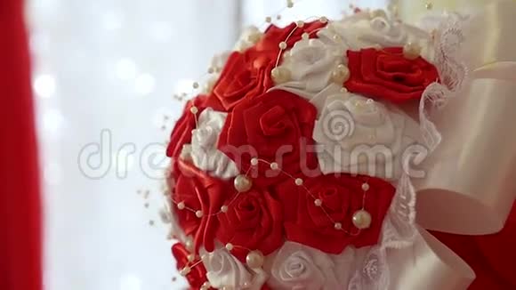 在一个漂亮的录像室里红色的婚礼花束放在桌子上视频的预览图