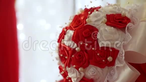 红色婚礼视频花束在桌子上的一个漂亮的房间婚礼艺术视频的预览图