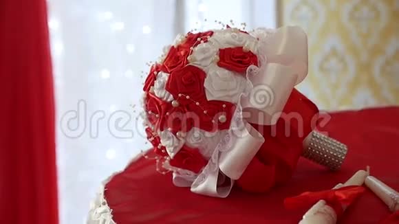 在一个漂亮的房间里红色的婚礼花束在桌子上婚礼视频艺术视频的预览图