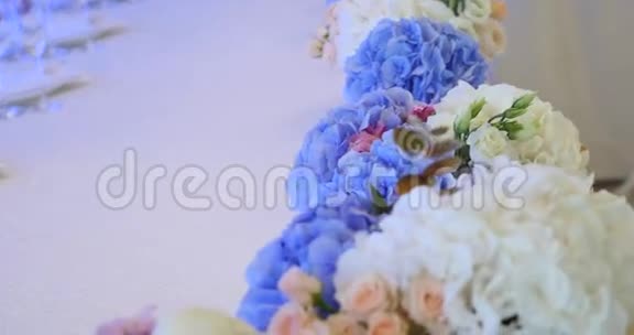 婚礼装饰仪式花拱吊灯视频的预览图