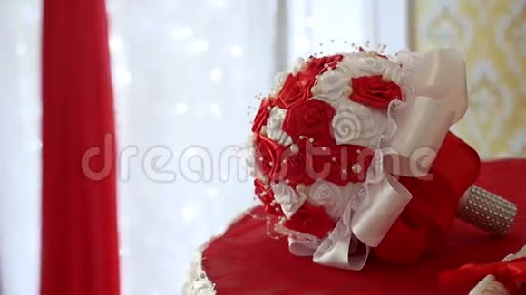 红色婚礼花束放在桌子上在一个漂亮的房间里视频婚礼艺术视频的预览图