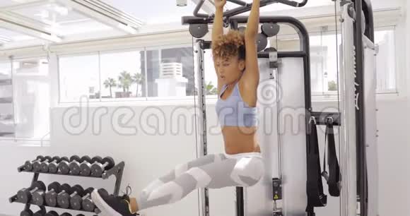 在健身房做腹部运动的女人视频的预览图