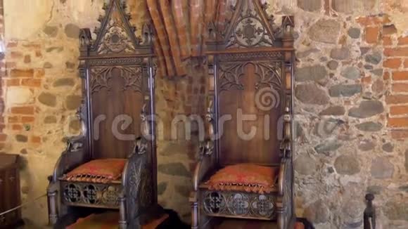 国王的椅子展示在特拉凯GH44KUHD的旧城堡里视频的预览图