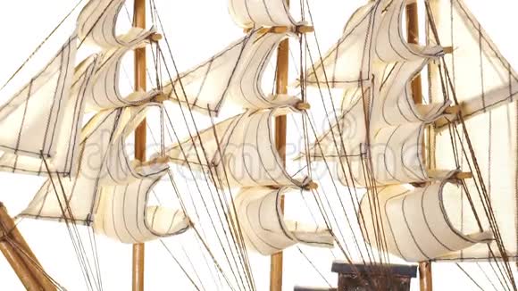 白色背景的模型帆船视频的预览图