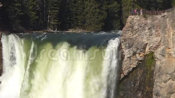 位于美国怀俄明州黄石国家公园的观景台上的下瀑布视频的预览图