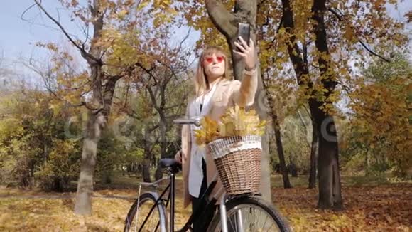 有自行车的年轻女性视频的预览图