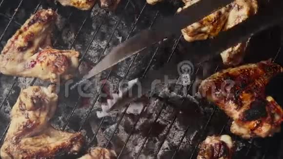 空中娃娃在鸡肉烧烤上射击视频的预览图