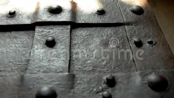 从GH44KUHD城堡中取出的金属宝箱的细节视频的预览图