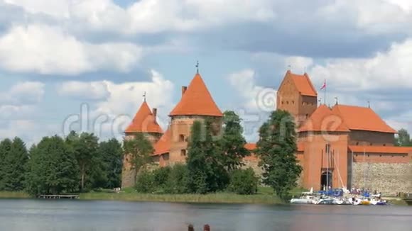 美丽的老城堡在特拉凯湖中央GH44KUHD视频的预览图