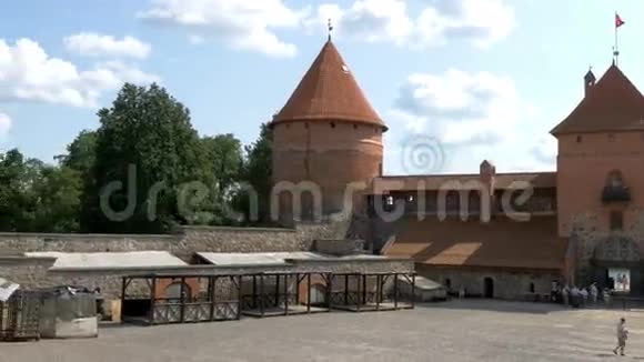 立陶宛特拉凯中世纪城堡内的景色视频的预览图