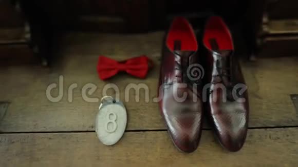 结婚的早晨早上好婚礼的细节房间配件新郎的鞋子视频的预览图