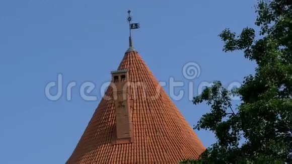 城堡金字塔屋顶顶部有风轮GH44KUHD视频的预览图
