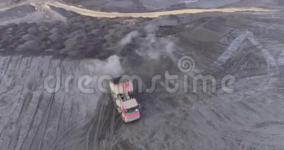 采矿生涯中大红卡车的空中镜头视频的预览图