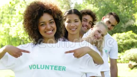 站在一排的志愿者对着镜头微笑视频的预览图