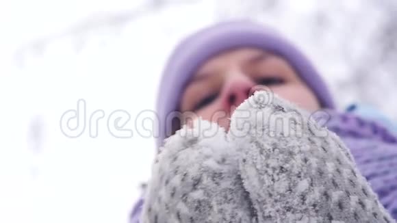 年轻开朗的女人在手心吹雪视频的预览图