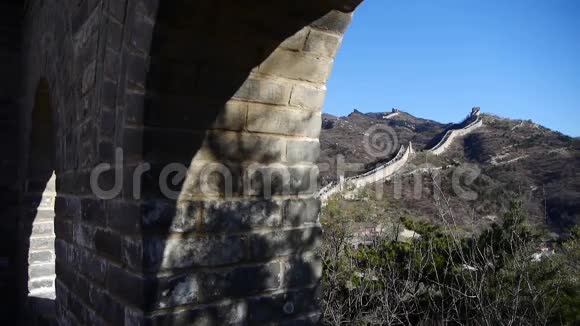 从城垛眺望长城中国古代防御工程视频的预览图