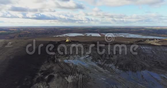 采矿生涯中大红卡车的空中镜头视频的预览图
