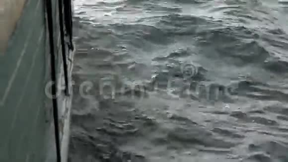 海水正在与GH44KUHD号大船波动和舱底视频的预览图