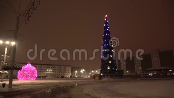 维捷布斯克市的冬夜视频的预览图