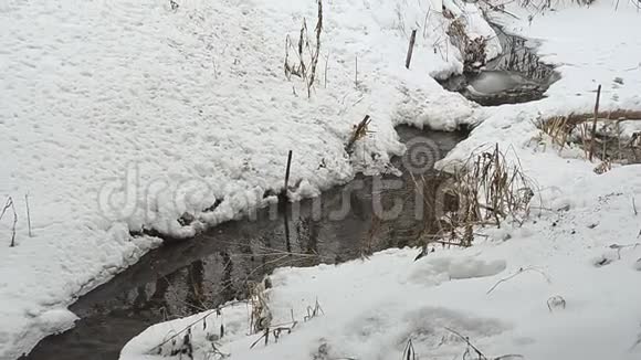 冬天的小溪雪覆盖着溪流视频的预览图