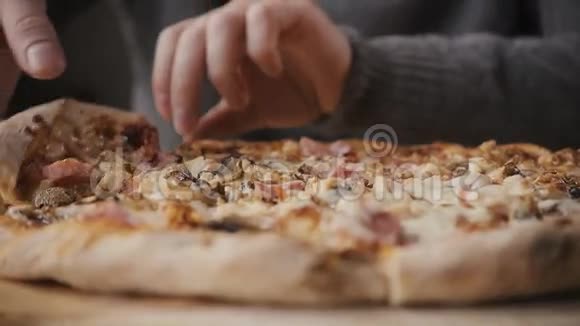 人们手拿切片披萨的特写从食物递送打开盒子为办公室提供美味服务视频的预览图