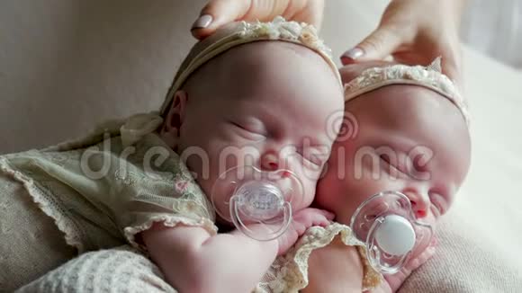 双胞胎婴儿穿着衣服睡在婴儿床上视频的预览图