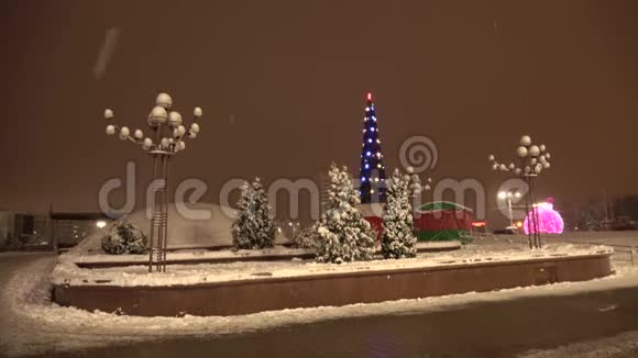 维捷布斯克市的冬夜视频的预览图