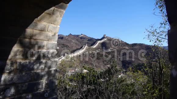 从城垛眺望长城中国古代防御工程视频的预览图