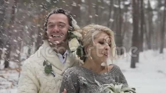 冬季森林婚礼情侣散步视频的预览图