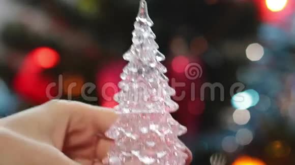 玩具圣诞树上真正的圣诞树庆祝背景视频的预览图