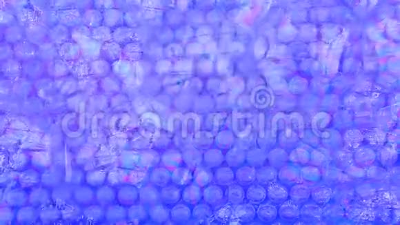 游泳池紫色肥皂泡背景视频的预览图