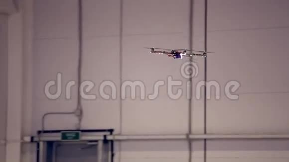 无人驾驶赛车高科技冠军直升机比赛视频的预览图