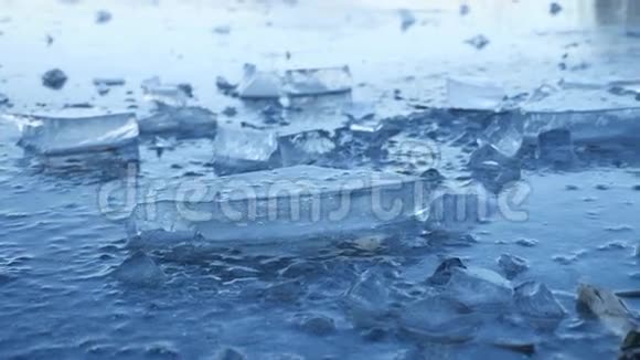 冰封的河水冰封的碎屑美丽的冬季景观大自然视频的预览图