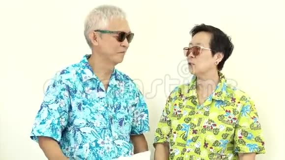 影片快乐的亚洲老两口准备度假旅行视频的预览图