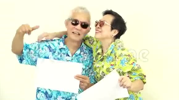 影片快乐的亚洲老两口准备度假旅行视频的预览图