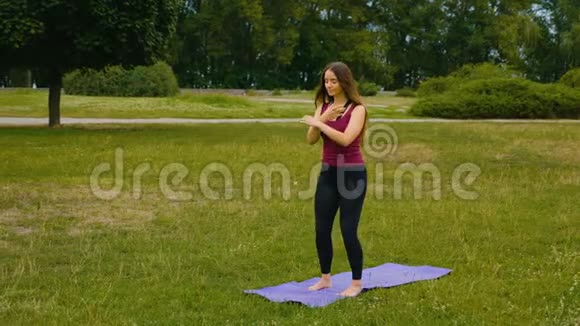 年轻的白种人女人通过早上在户外练习瑜伽来放松美丽的女人在做瑜伽视频的预览图