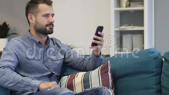 休闲男子在线视频聊天智能手机视频的预览图