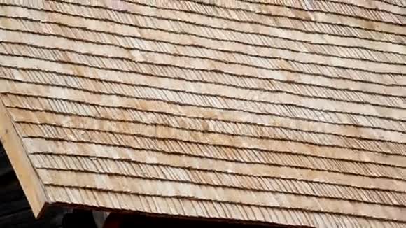 全新的木屋顶一段非常近的画面可以看到小屋的雪松木瓦摇顶视频的预览图