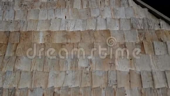 茅草屋顶上的木衬和一个真正的特写镜头可以看到旧木屋的雪松木瓦摇顶视频的预览图