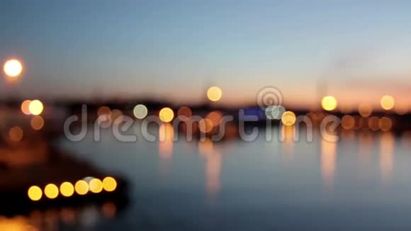 美丽的城市景观和海港明亮的灯光视频的预览图