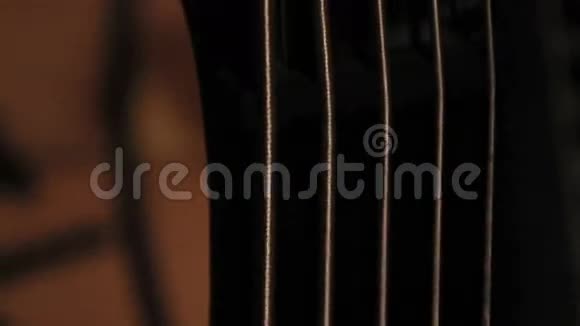 吉他的金属弦乐器有直的和卷曲的视频的预览图