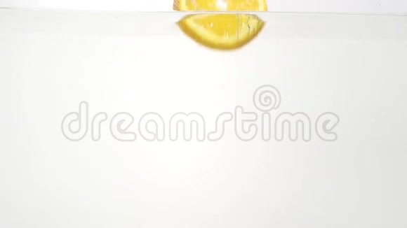 柠檬和水的部分在慢动作中飞溅视频的预览图