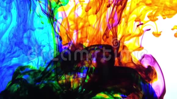 抽象的彩色颜料在水背景纹理中传播视频的预览图