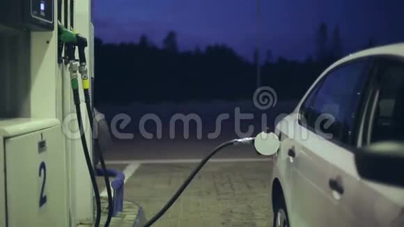 加油站1一个人晚上在车里加满汽油视频的预览图