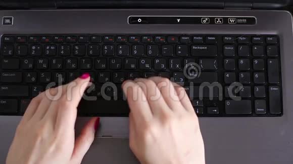 女性手在笔记本电脑上打字视频的预览图