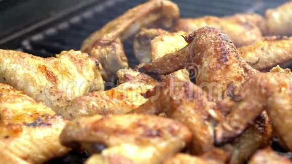 以美味鸡翅烹煮烤肉的慢动作视频的预览图