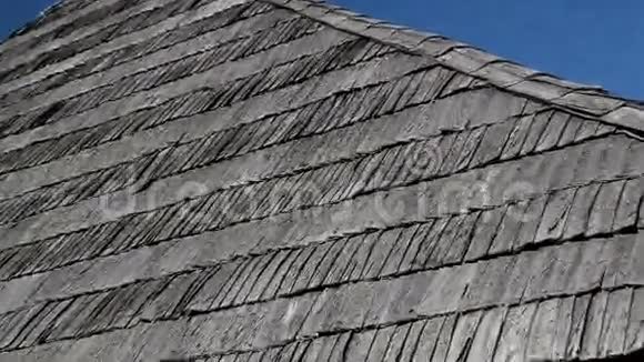 老雪松木瓦的一角摇着房子的屋顶放大了图像视频的预览图