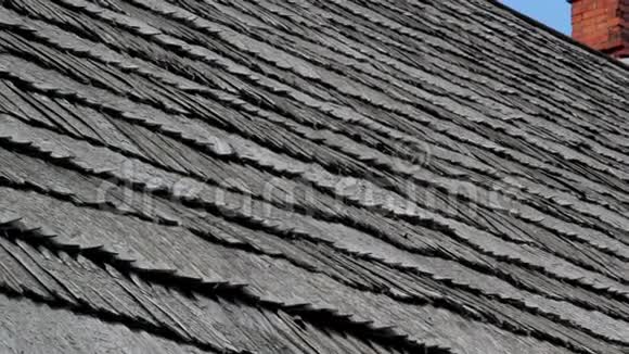 旧雪松木瓦的一角摇晃着房子的屋顶和一个干净的烟囱水锡视频的预览图